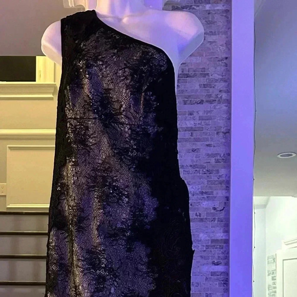 MONIQUE LHUILLIER Chantilli Lace one shoulder cocktail dress black over nude - Picture 3 of 8